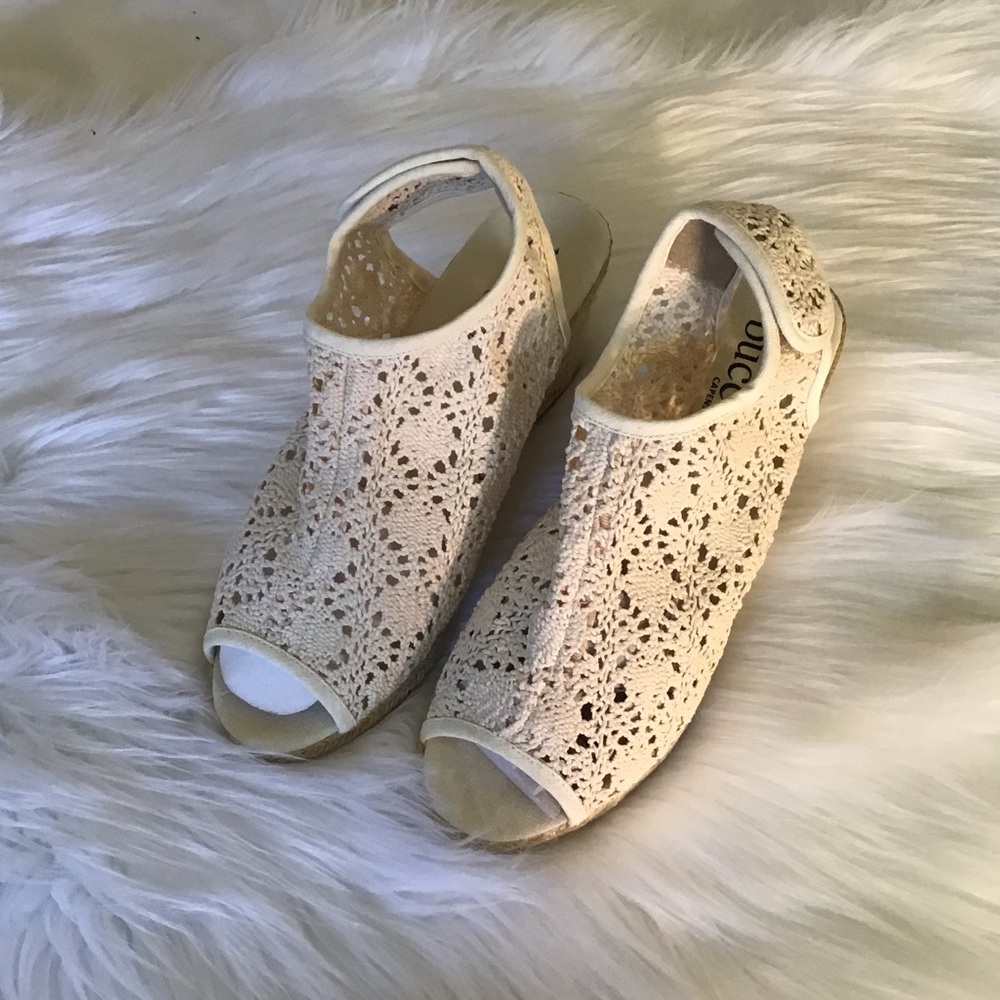 ✨HP✨NWOT Bucco White Lace Wedges